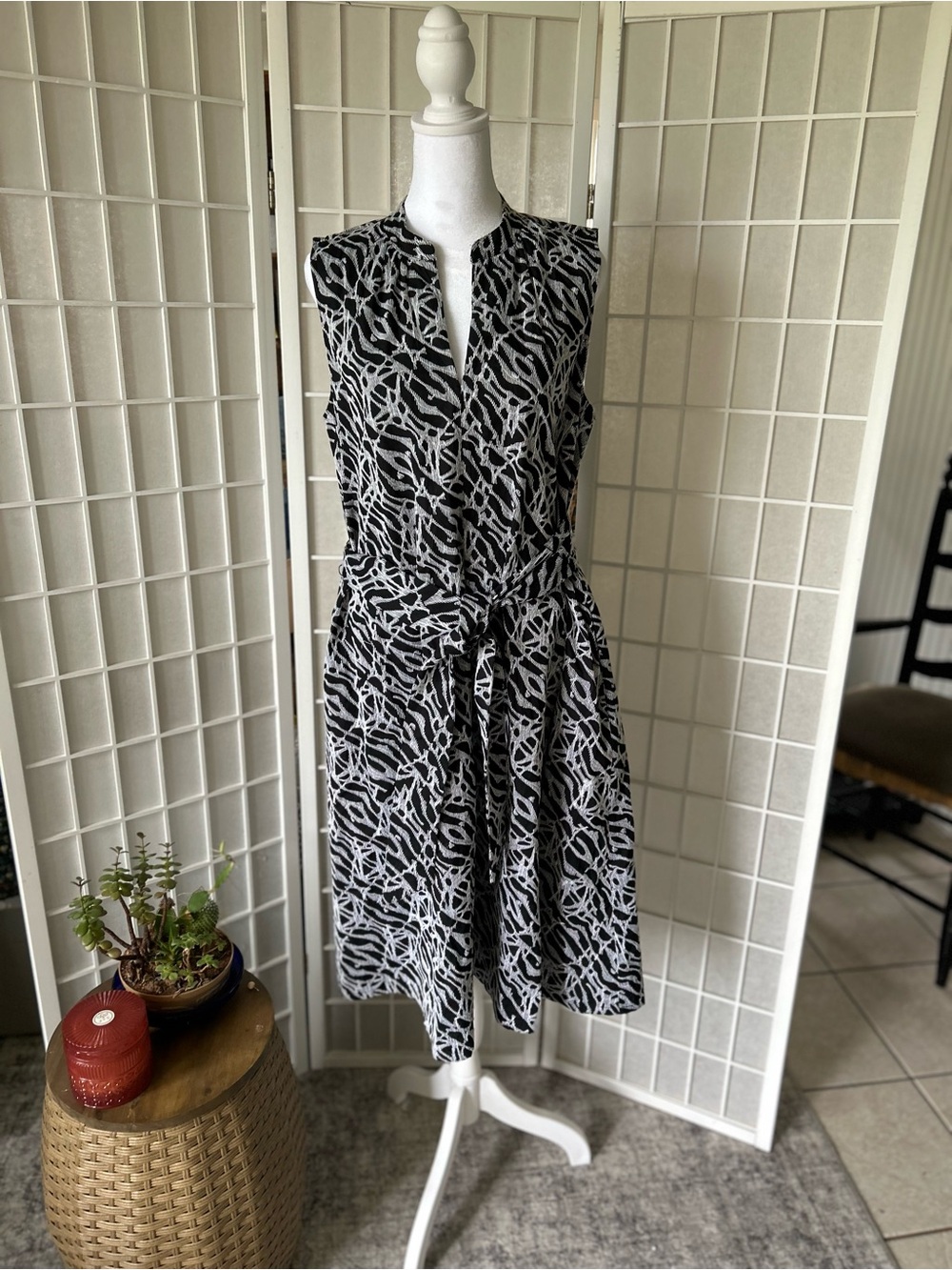 Natori Black & White Abstract Print Dress – Belted Sleeveless Midi- Size S